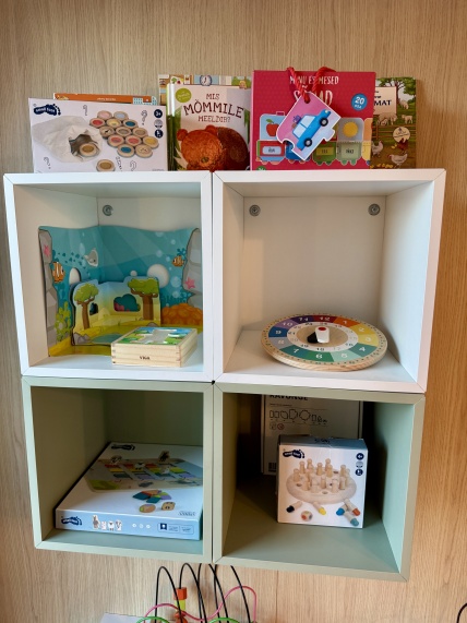 rocca riiul-mänguasjadega